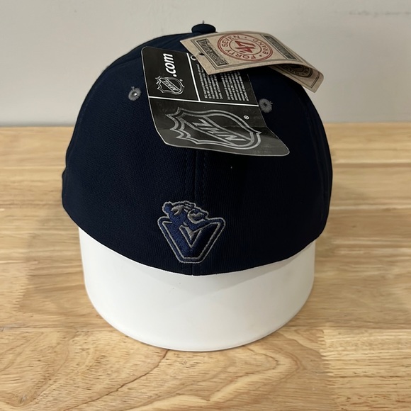 NHL | Vancouver Canucks Hat - Picture 4 of 4